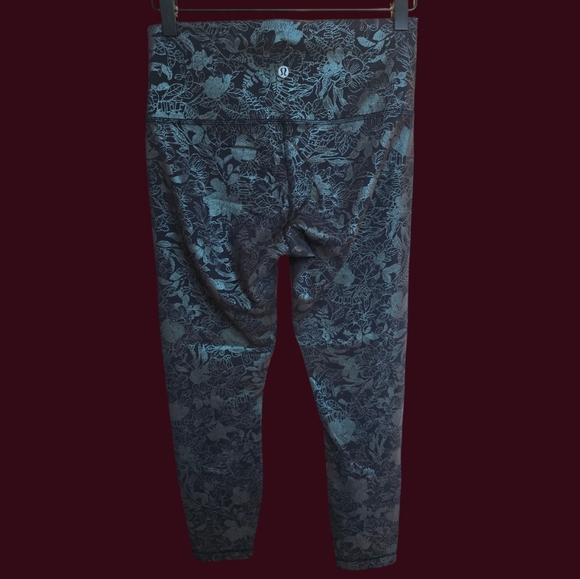 EUC Lululemon Wunder Under HighRise In Flourish Black Iridescent Foil 25" Size 6 - Picture 9 of 10